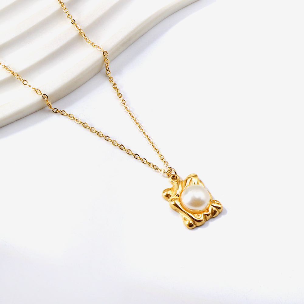 Pearl Elegance Pendant Necklace