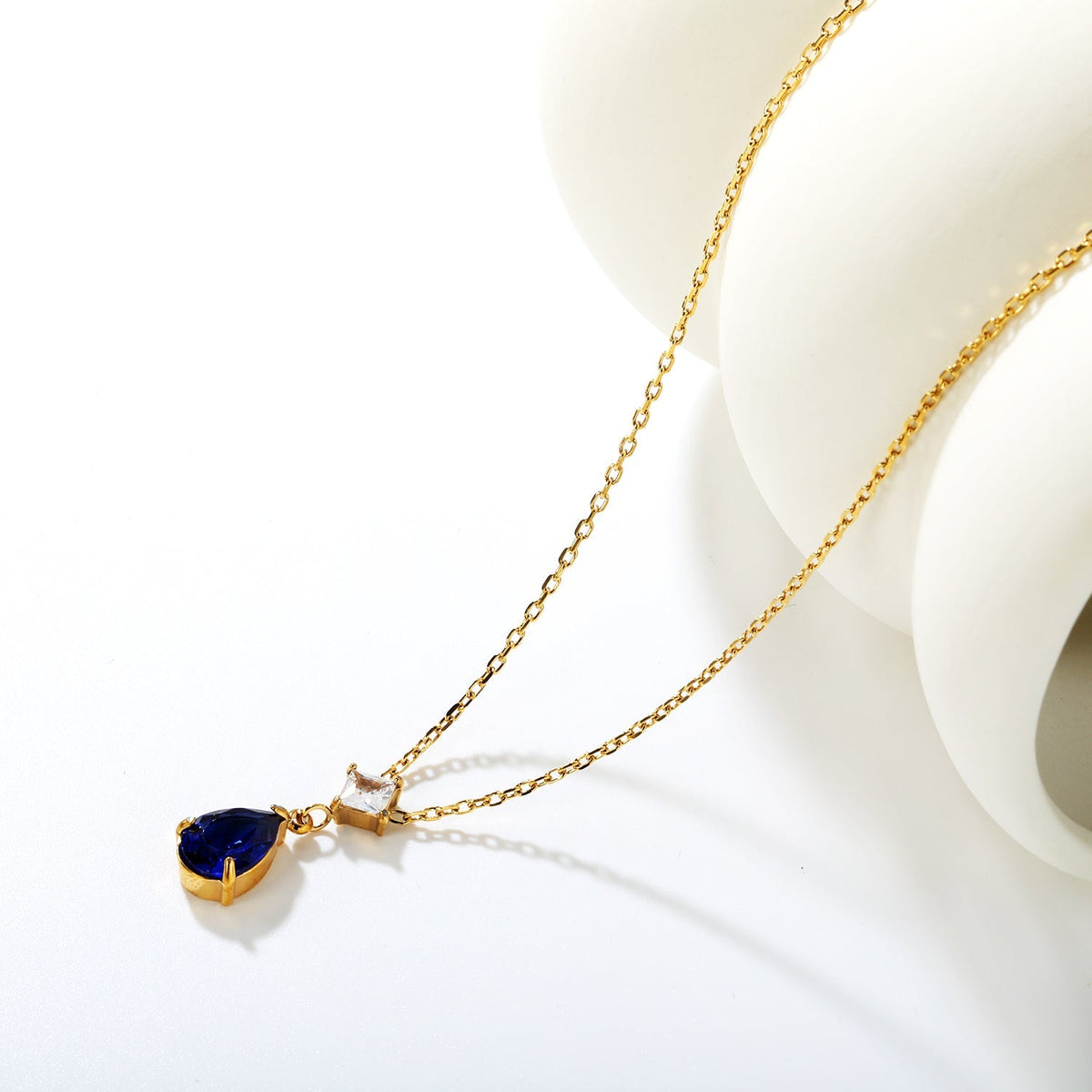 5mm square diamond + 8*11mm green teardrop diamond 0.4ct Angled chain with round pendant Necklace in gold/steel