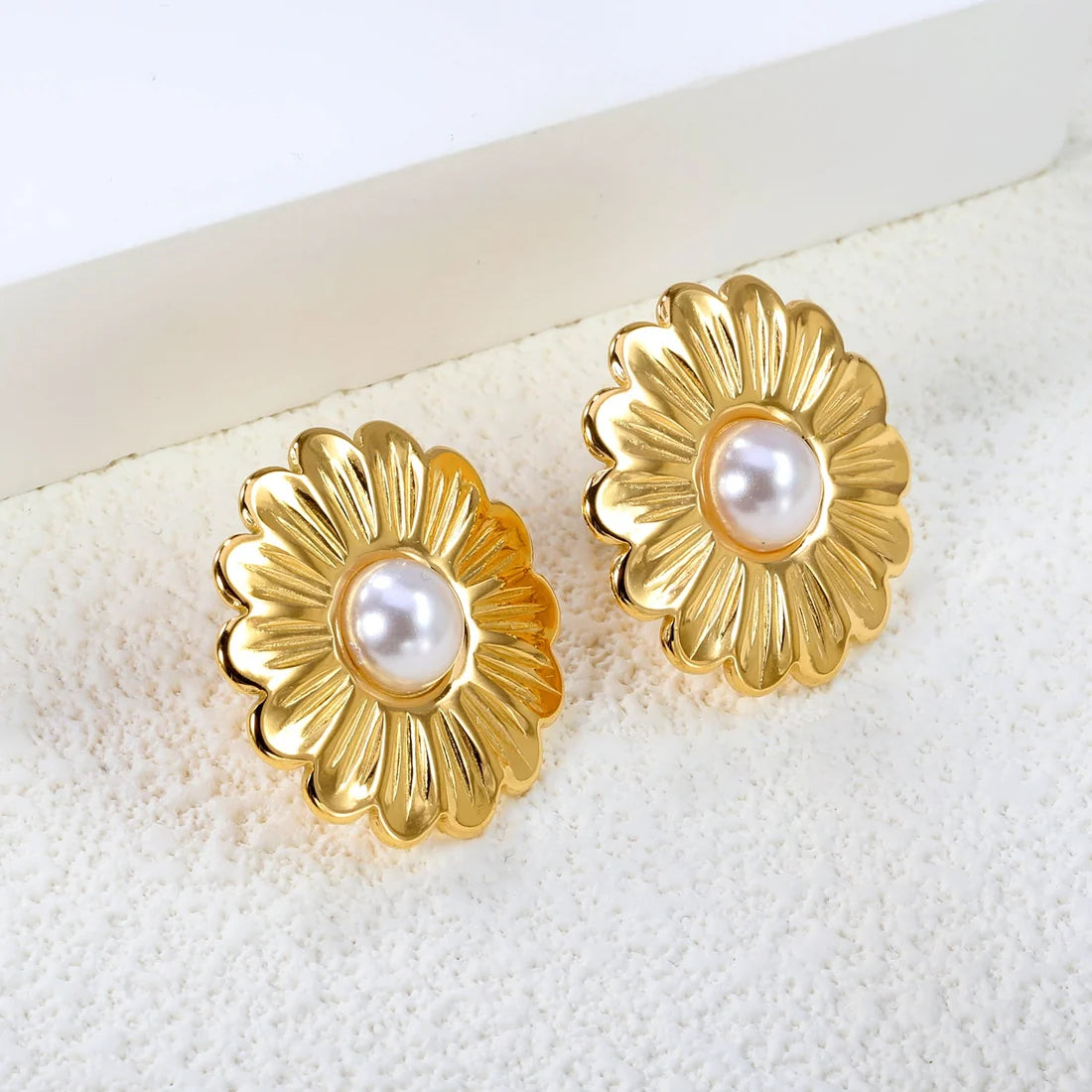 Daisy Pearl Stud Earrings
