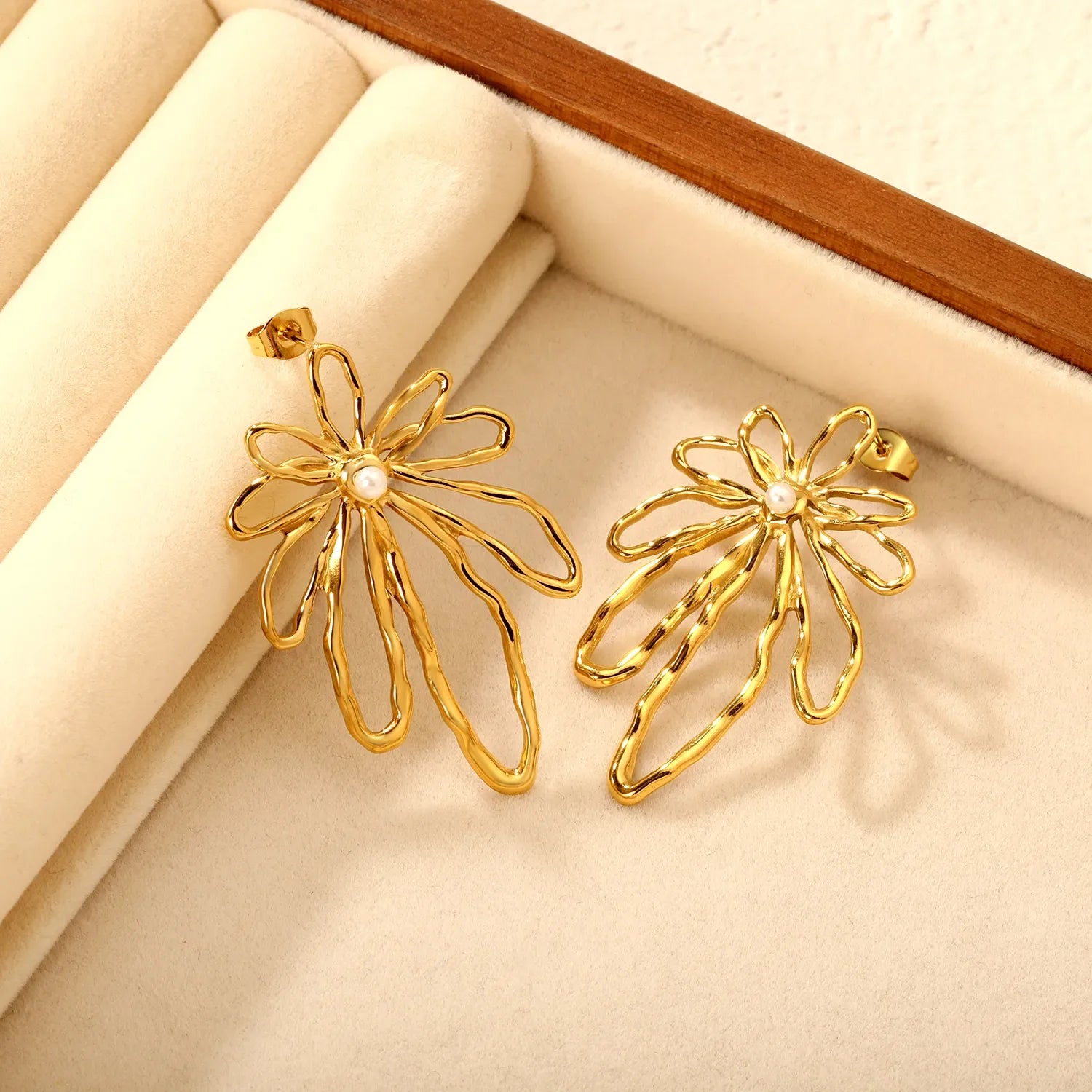 28*45mm Openwork Floral Stud Earrings in Gold -