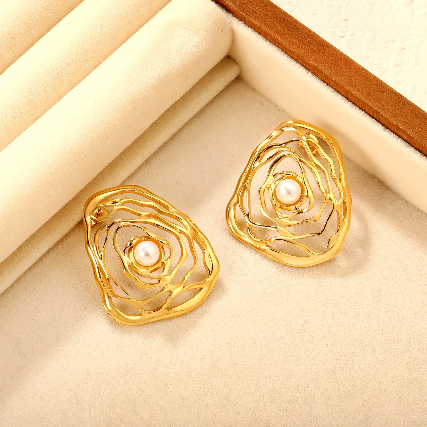 29*35mm Openwork Rose Earrings in Gold -