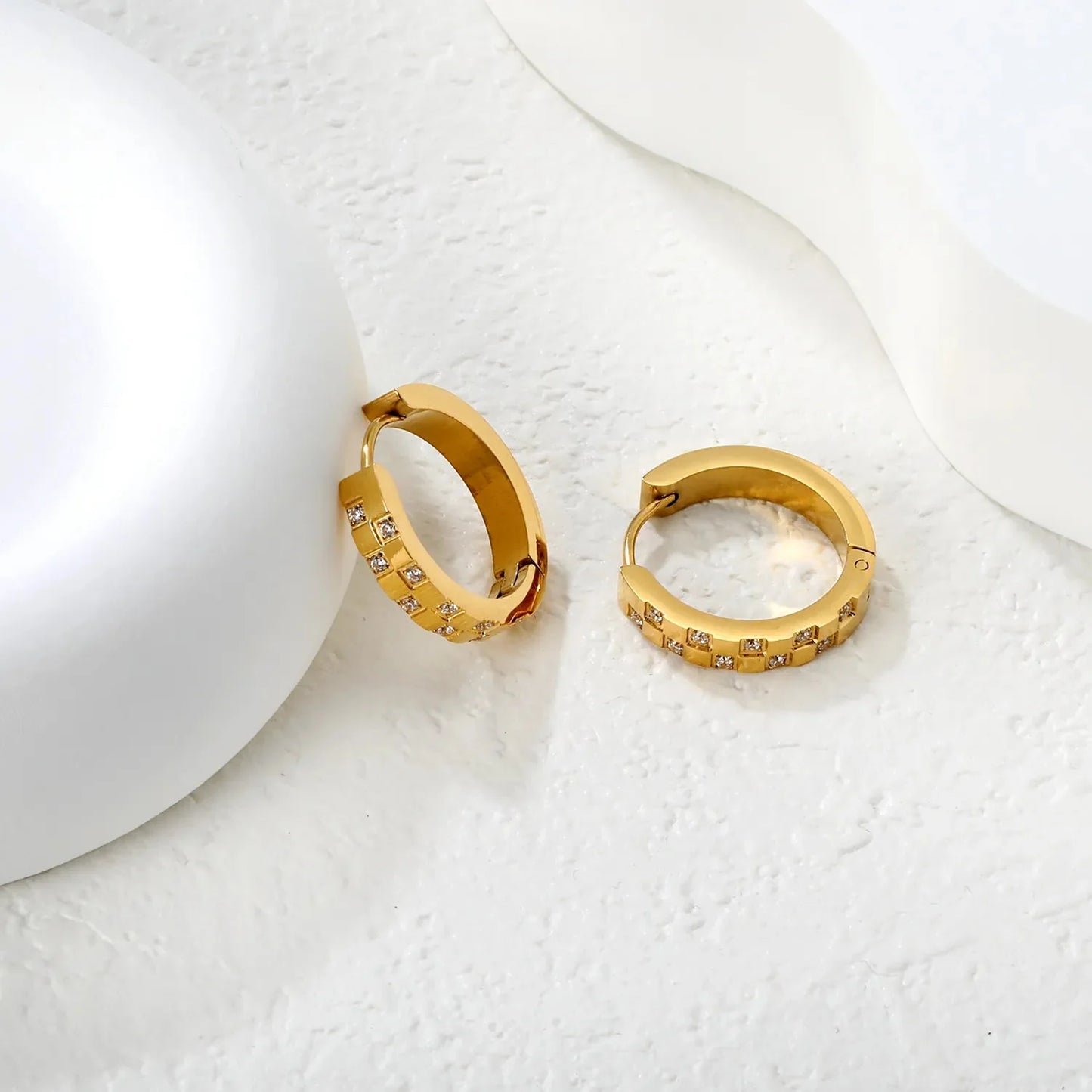 15.5 inch 4*20mm circular irregular CNC-set diamond earrings in gold color