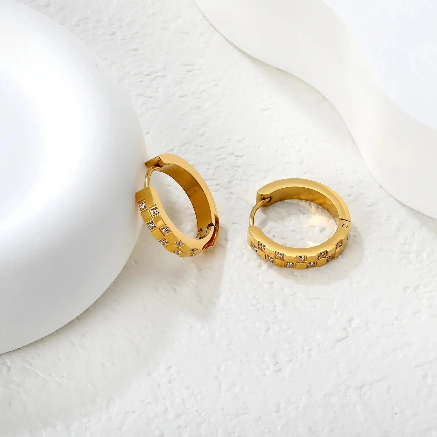 15.5 inch 4*20mm circular irregular CNC-set diamond earrings in gold color